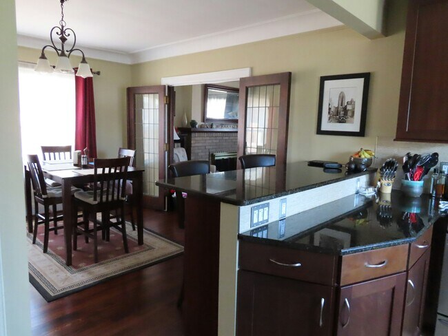 Building Photo - 1157 Beaconsfield Ave