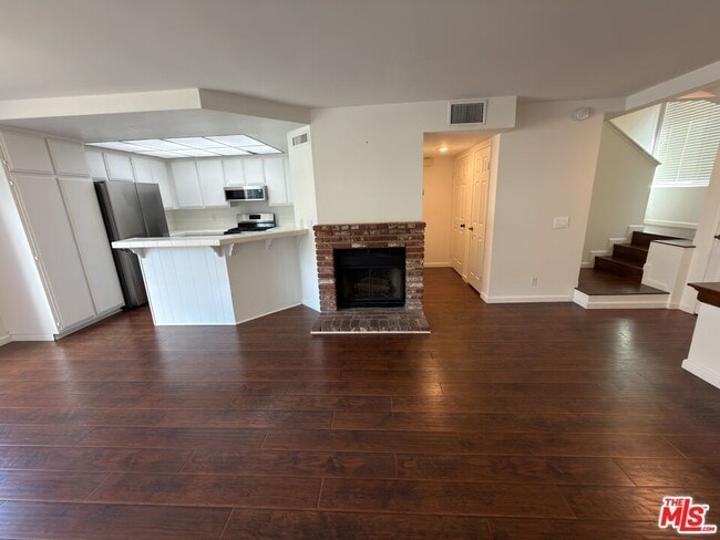 Building Photo - 9915 Variel Ave