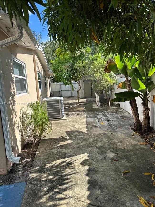 Building Photo - 6439 SW 7th St