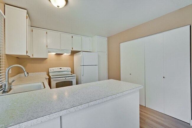 Building Photo - Remodeled 2 Bed 1 Bath Condo!