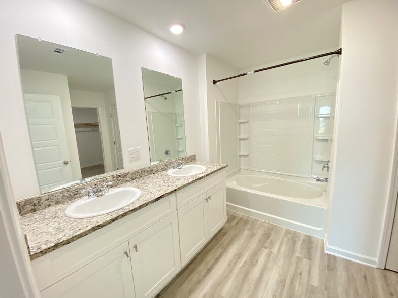 Building Photo - 16213 Loussier Dr