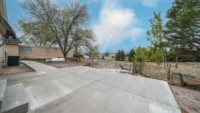 Building Photo - Spacious 4 Bedroom Near Woodman & Black Fo...