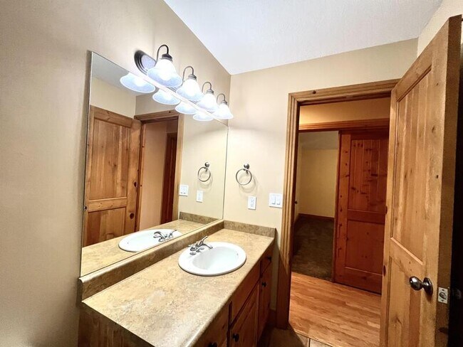 Building Photo - 6363 Murray Bluffs Dr