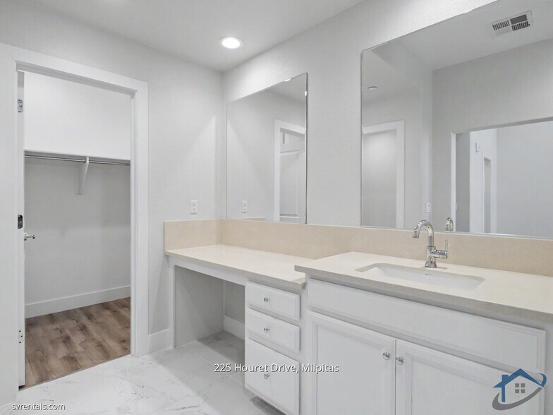 Building Photo - 225 Houret Dr