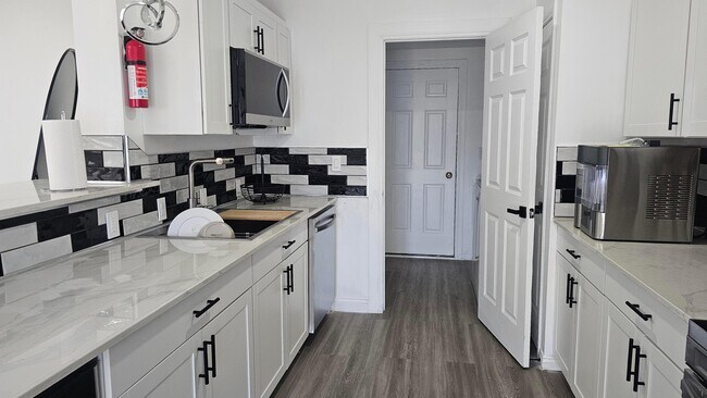 Building Photo - 3044 Kings Realm Ave