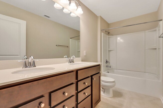 Building Photo - 4 Bed/2.5 Bath in The Commons