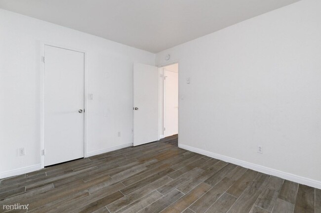 Building Photo - 1 br, 1 bath Condo - 3780 Swift Avenue 3