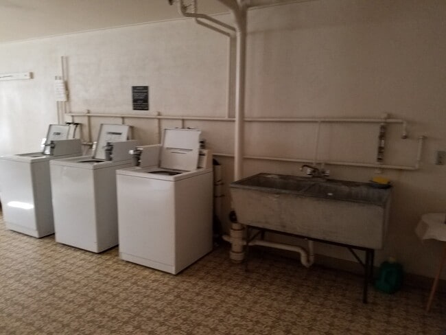 Building Photo - 306 E 18th St