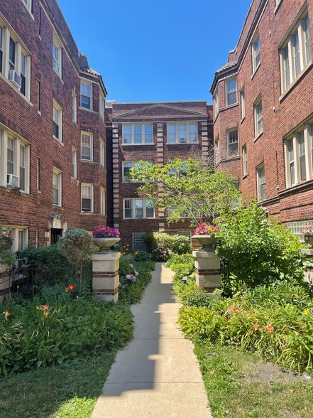 Building Photo - 824 S Austin Blvd