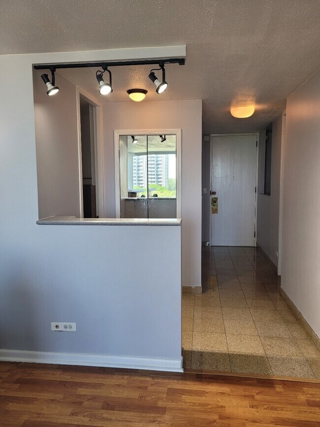 Building Photo - 720 W Gordon Terrace