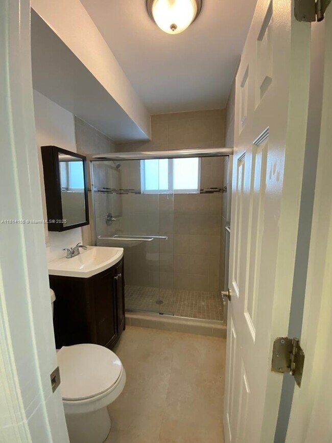 Building Photo - 220 Collins Ave