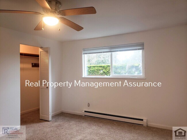 Building Photo - Charming 3BR/1.5BA Duplex Unit Now Availab...