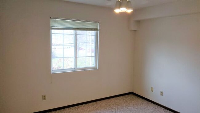 Building Photo - $1,095 | 2 Bedroom, 1 Bathroom 1st Floor C...