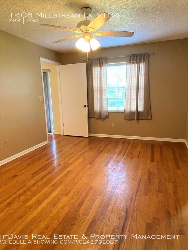 Building Photo - Lake Tiffany of Dunedin Offers 2/2!