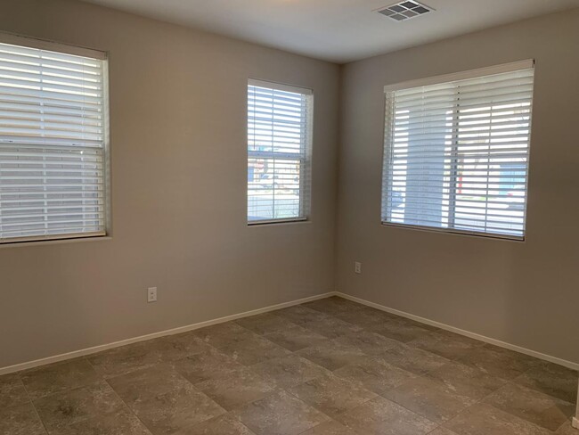 Building Photo - Beautiful 5 bedroom home