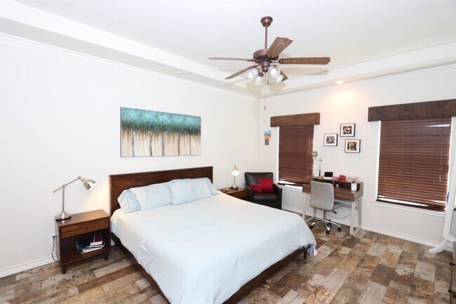 Building Photo - 10514 Winrock Dr