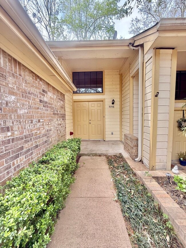 Building Photo - 2-bed/2-bath off Eagles Nest