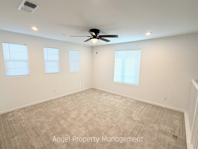 Building Photo - 425 Fuchsia Ct