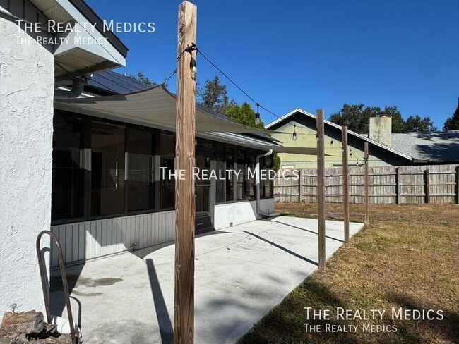 Building Photo - 2601 Bridle Dr