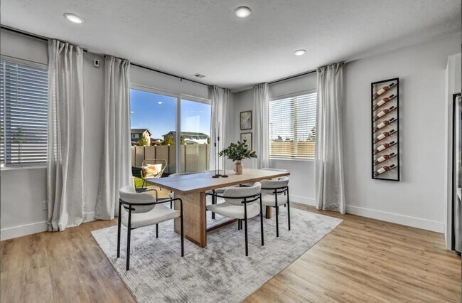 Building Photo - 3411 N Val Vista Dr