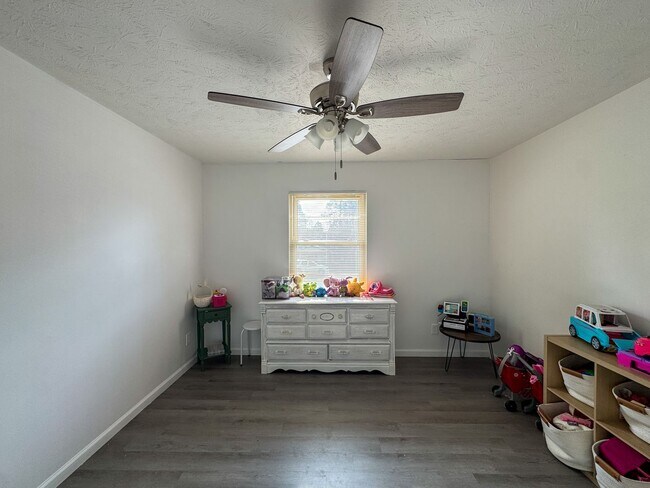 Building Photo - Charming 3 Bed 2 Bath Home with Fenced Yard