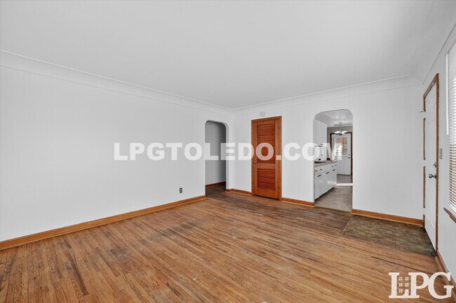 Building Photo - 1525 Akron St