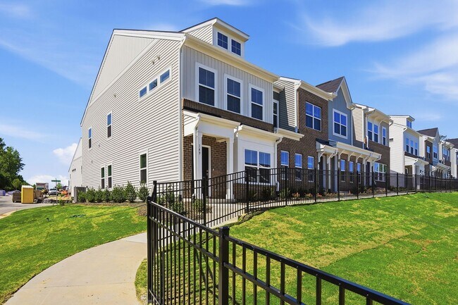Building Photo - BRAND NEW TOWNHOME-9 FOOT CEILINGS-TWO CAR GARAGE-POOL COMMUNITY
