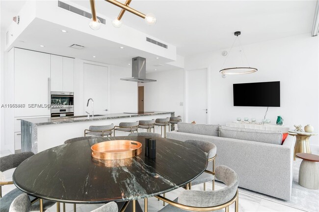 Building Photo - 700 NE 26th Terrace