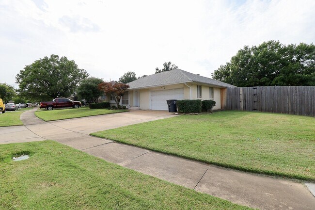 Building Photo - 2 Bed | 3 Bath with In-Ground Pool in Cent...