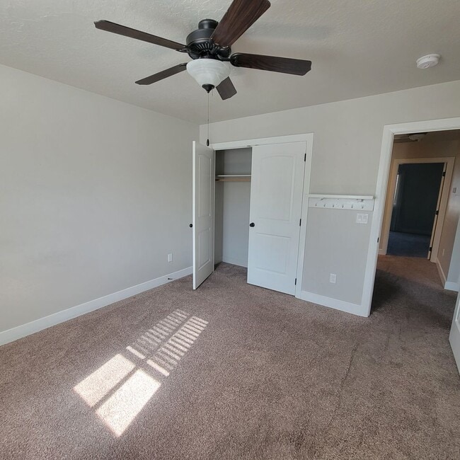 Building Photo - Spacious Modern Townhome