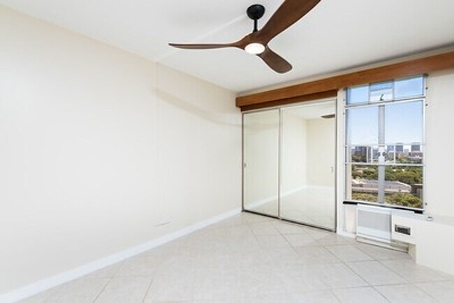 Building Photo - Centrally Located Queen Emma Gardens,
