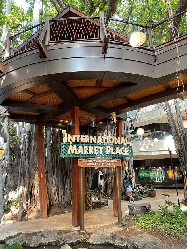 10 min walk to International Market Place - 430 Kaiolu St