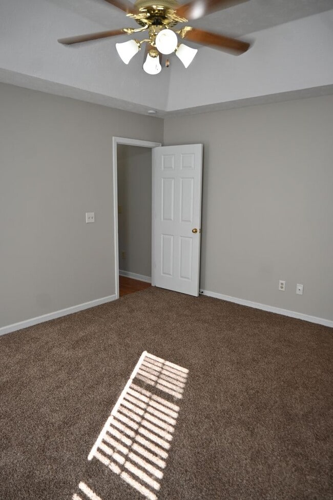 Building Photo - NE-Columbus-3 Bedrooms & 2 full Baths-Move-In Ready