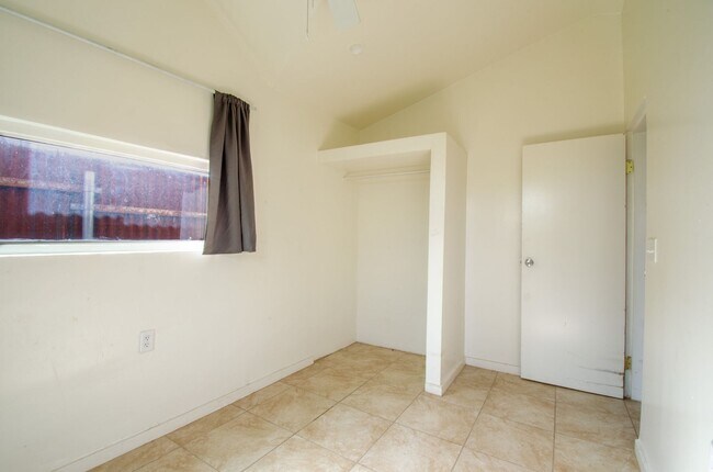 Building Photo - 2 Bed 1 Bath Home with Private Fenced Backyard!