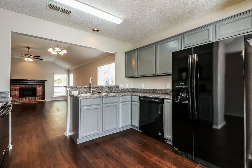 Building Photo - 2844 Claremont Dr