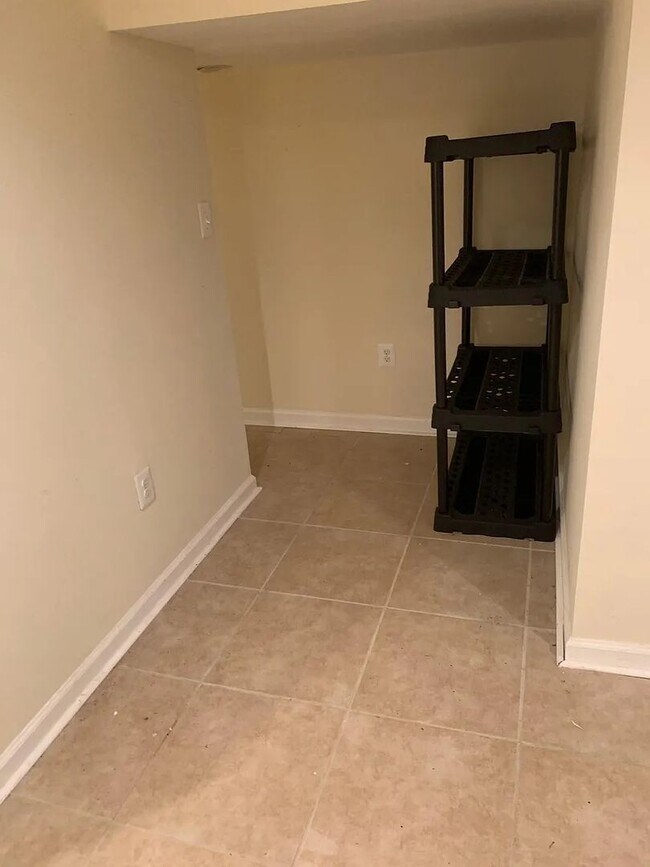 Building Photo - Beautifully renovated rowhome with refinis...