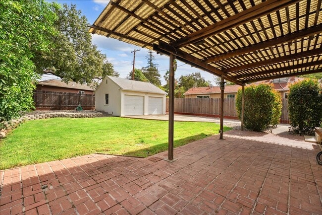 Building Photo - 2804 Avalon Dr