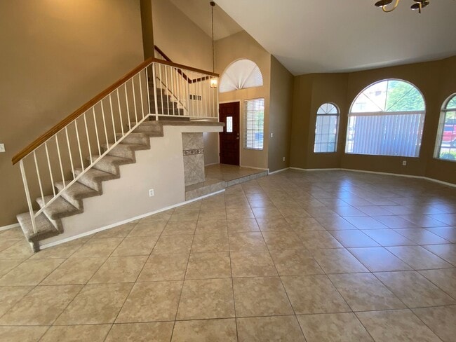 Building Photo - 3 Bedroom 2.5 Bathroom with a Pool in Gard...