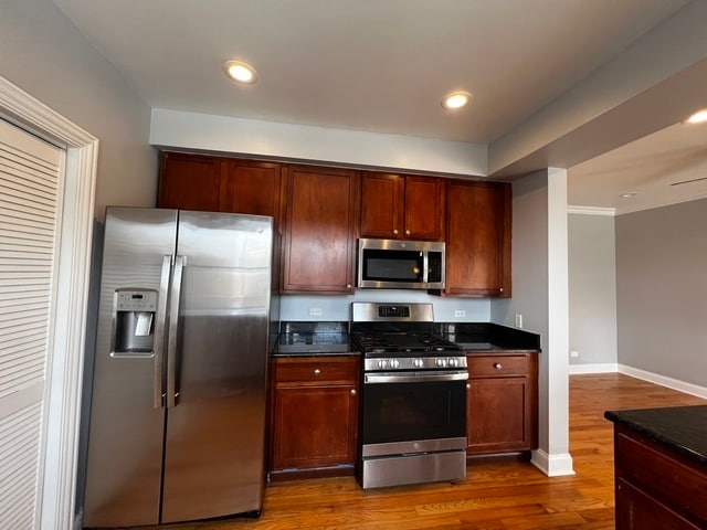 Building Photo - 2707 W Glenlake Ave