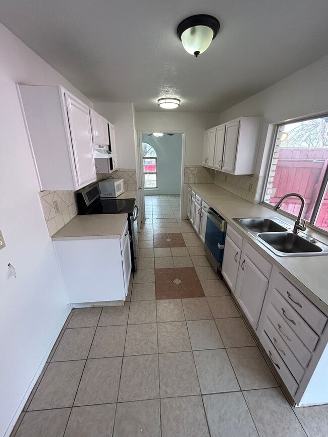 Building Photo - Step inside and be captivated by the warmth of this House!