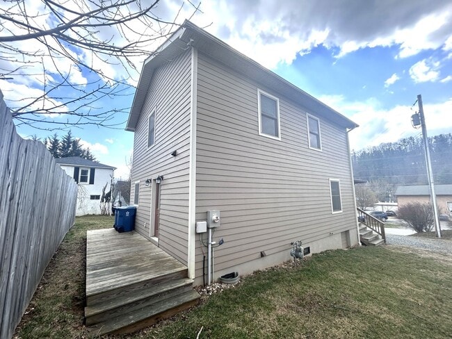 Building Photo - Modern Boone Home | Double Primary Suites | Walk to New Market, Watauga High & the AppalCART