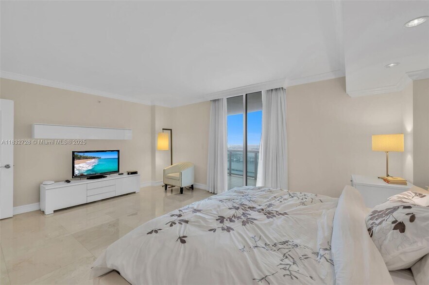 Building Photo - 1800 N Bayshore Dr