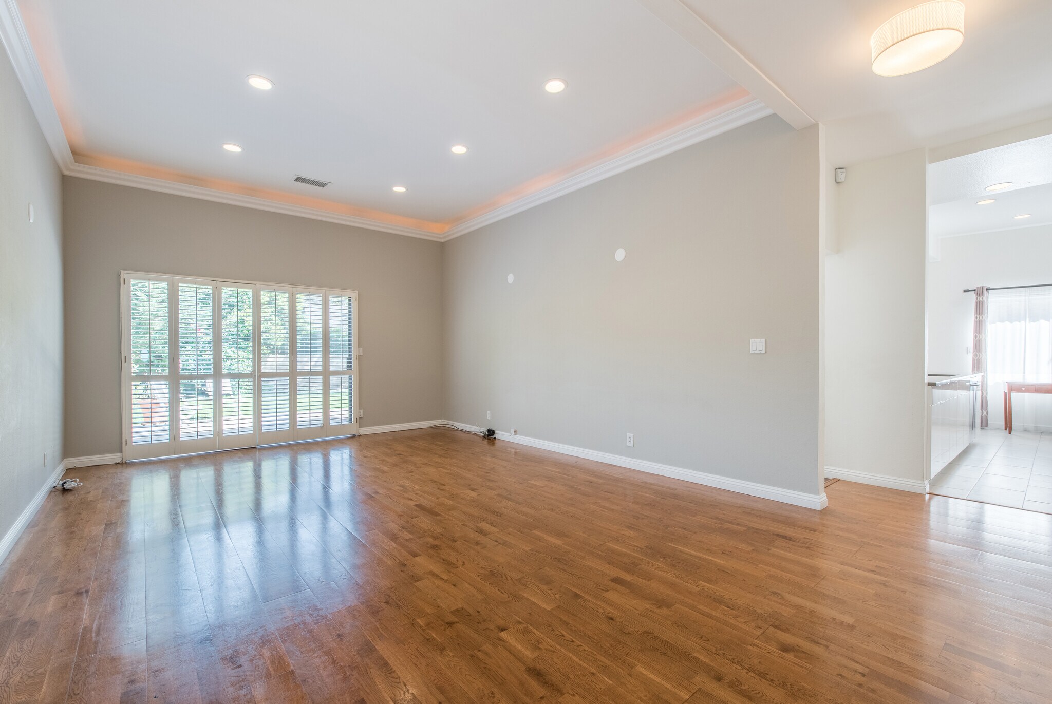 Open and spacious living room - 2781 Mira Vista Dr