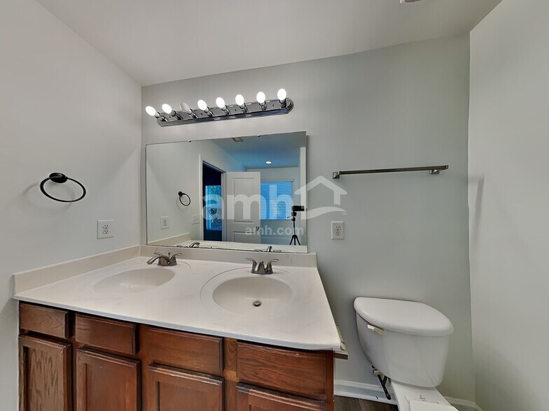 Building Photo - 6102 Lighted Way Ln