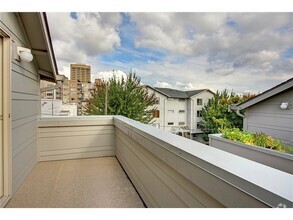 Building Photo - 3 bed/2.5 bath U-District Townhome