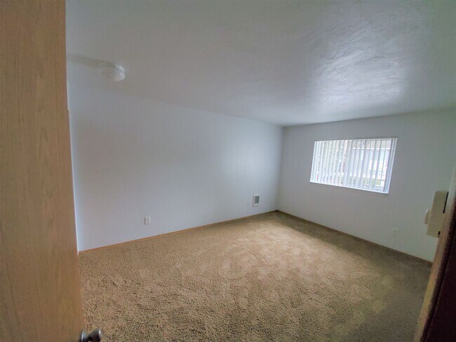 Building Photo - Two Bedroom, One Bath, 2nd Floor - End of Winter Special - Second Month Free!