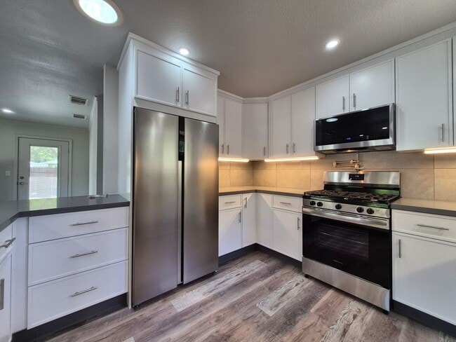 Building Photo - 3 Bedroom Home Near Montgomery Village
