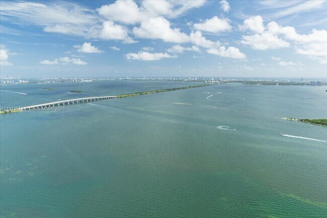 Building Photo - 700 NE 24th St