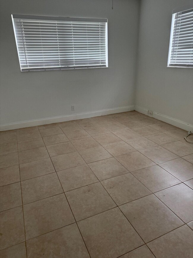 Building Photo - 237 SE Park St