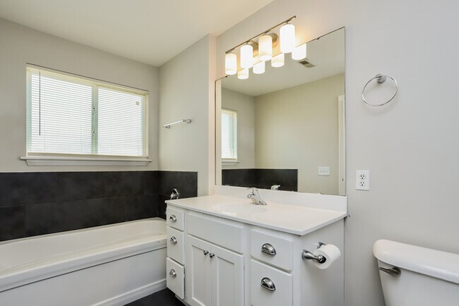 Building Photo - Fantastic 3bd/2ba home! Coming soon!